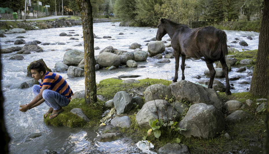 – ALDRI VÆRT BEDRE TIDER: 15 år gamle Shahid hevder tidene i Kashmir aldri har vært bedre – i alle fall ikke i hans levetid. Han og familien lever godt av å leie ut hester til indiske turister i Pahalgam.