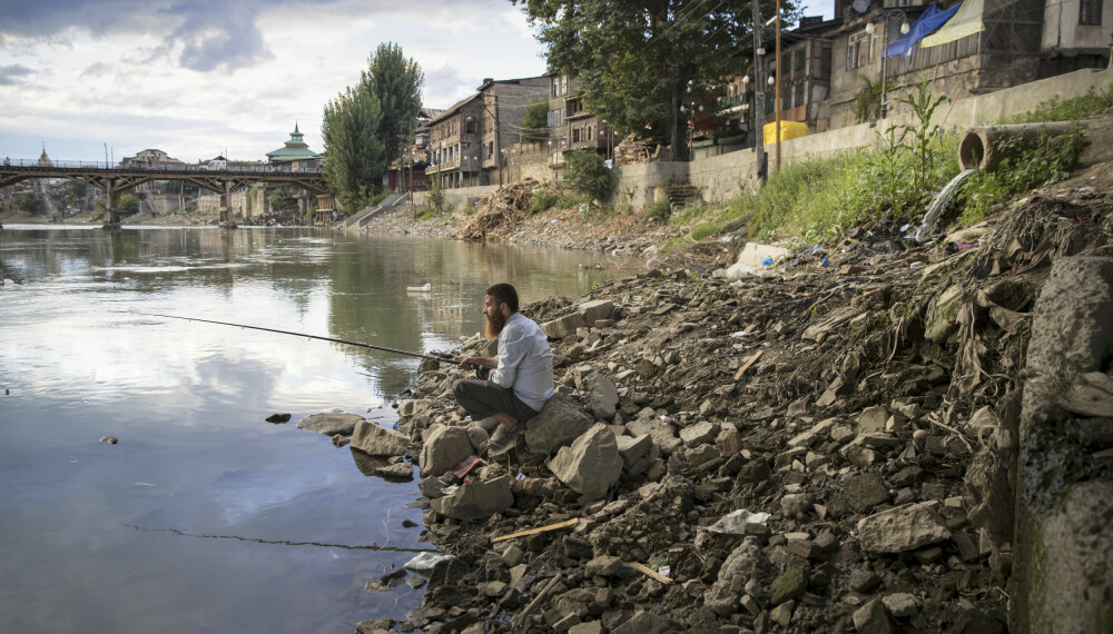 <b>FORURENSET:</b> Kashmir blir av mange oppfattet som svært naturskjønt og friskt. Men Jhelum Elven, som renner gjennom sentrum av Srinagar, er svært forurenset. Uten at det stopper Mansoor, der han fisker rett ved siden av kloakk utslipp.