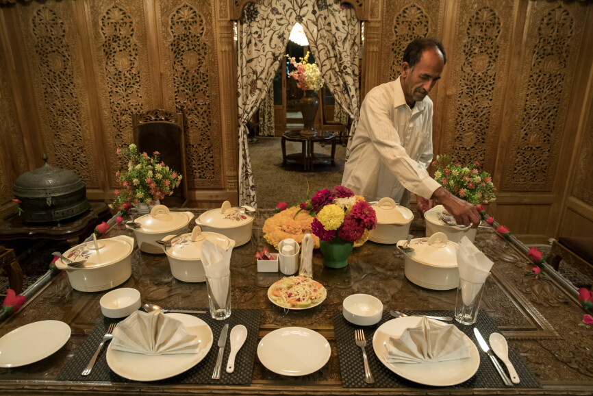 OVERDÅDIG: Egen servitør, i en overdådig husbåt, føltes svært uvant. Men når det koster 300 kr natten inkludert tre måltider (middagen hadde hele seks forskjellige retter), så det prøves … og jeg følte meg som en maharaja.