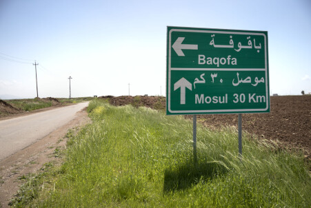 <b>MERKELIG FØLELSE:</b> Veiskiltet som forteller at vi er på god vei til Mosul, gir en merkelig følelse. Dette var rett før IS ble jaget fra byen.