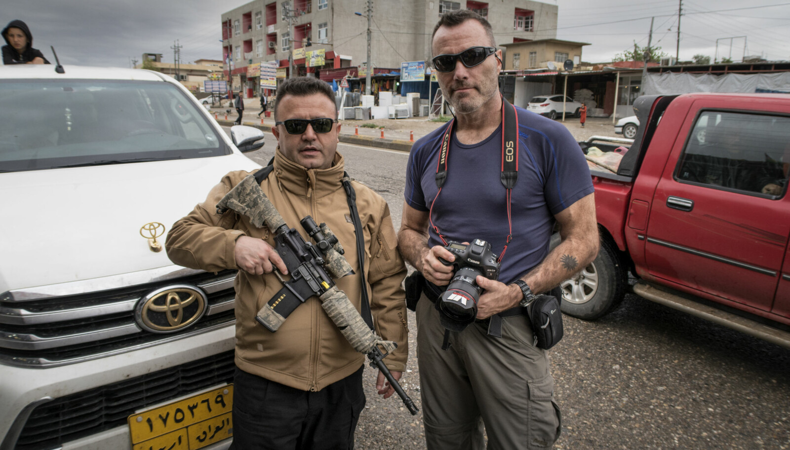 <b>VÆPNEDE VAKTER:</b> Under hele mitt opphold i det nordlige Irak, hadde jeg med meg bevæpnede vakter, stort sett fra Peshmerga, den kurdiske hæren. Her står jeg med Imad og hans MP4 automatvåpen like ved byen Sharya ca. 50 km. fra Mosul.