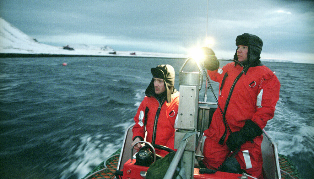 <b>HONNINGSVÅG 1995: Svein Harald Trondal (t.v.) og lensmannsbetjent Runar Elde søker i sjøen og i fjæra. </b>
