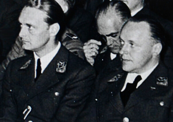 NÆR TOPPEN: Her sitter Alf Larsen Whist rett bak NS-statsrådene Axel Stang (til venstre) og Johan Lippestad
