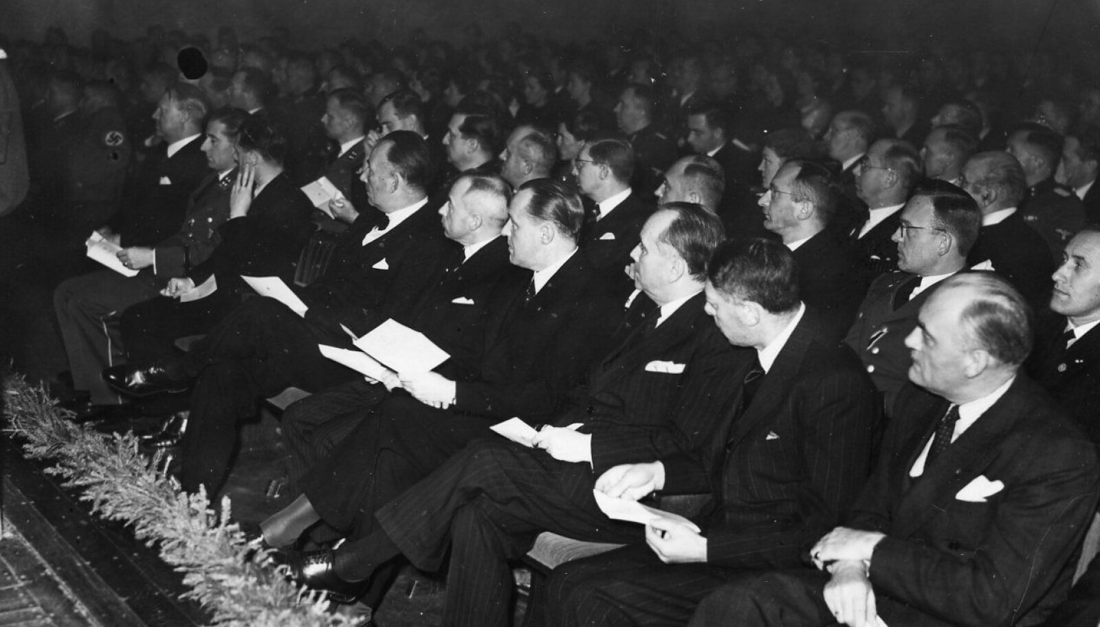 <b>PÅ FØRSTE BENK:</b> Helt til høyre sitter Alf Larsen Whist med andre NS-koryfeer og Quisling lengst til venstre under en tysk minnestund 15.4 1944. Foto:Riksarkivet/Flickr