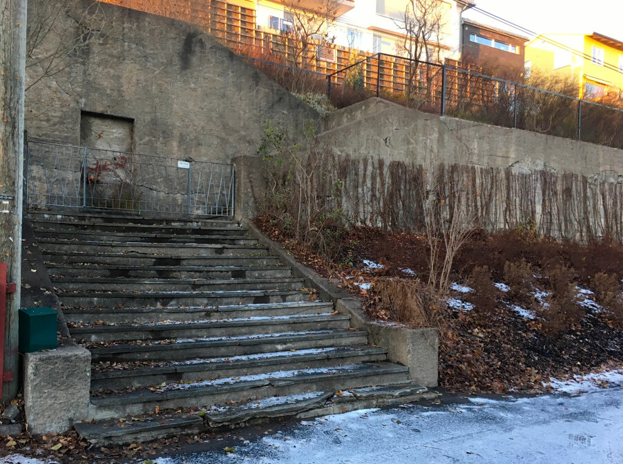 <b>RESTER: </b>På toppen av denne muren skulle Alf Larsen Whist bygge sitt palass. Men det ble med denne trappen og muren. I stedet måtte han flytte inn i tjenesteboligen. Foto: Reidar Martinsen