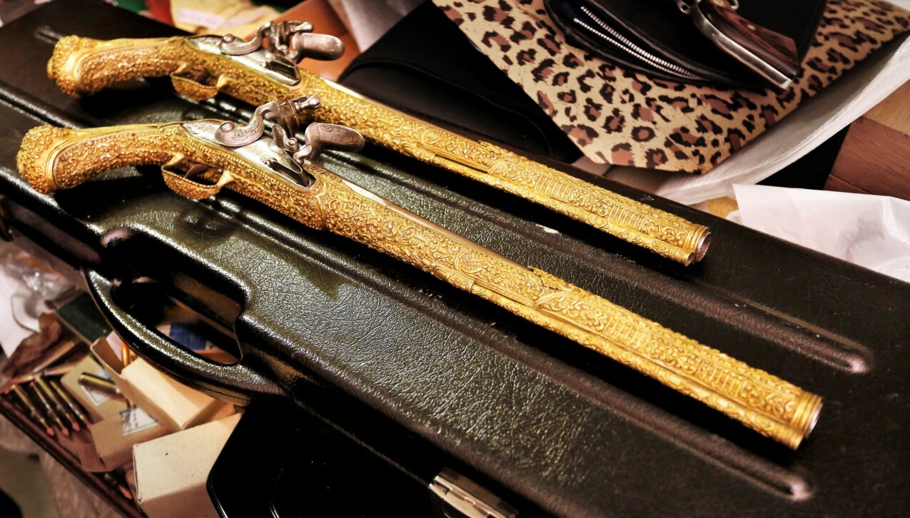 GAVE: De to sølvpistolene var opprinnelig en gave til Vidkun Quisling fra hans første svigerfar, senere en del av Maria Quislings samling. I dag er pistolene de fremste objektene i Kurt W. Johannessens vel sikrede samling i Oslo.