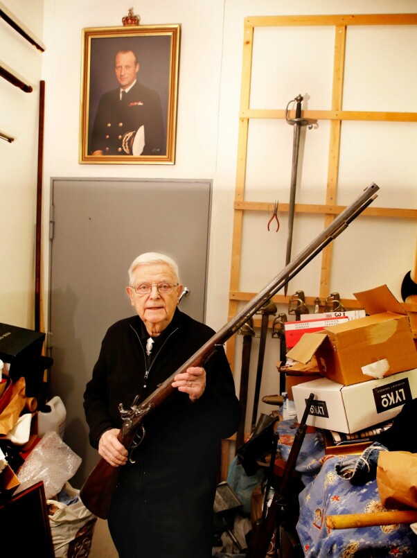 <b>KONGEN PÅ VEGGEN:</b> Og hyllene fulle av antikvariske våpen av alle slag: Kurt W. Johannessen har et helt lager fullt av ting både fra krigen og før den tid.