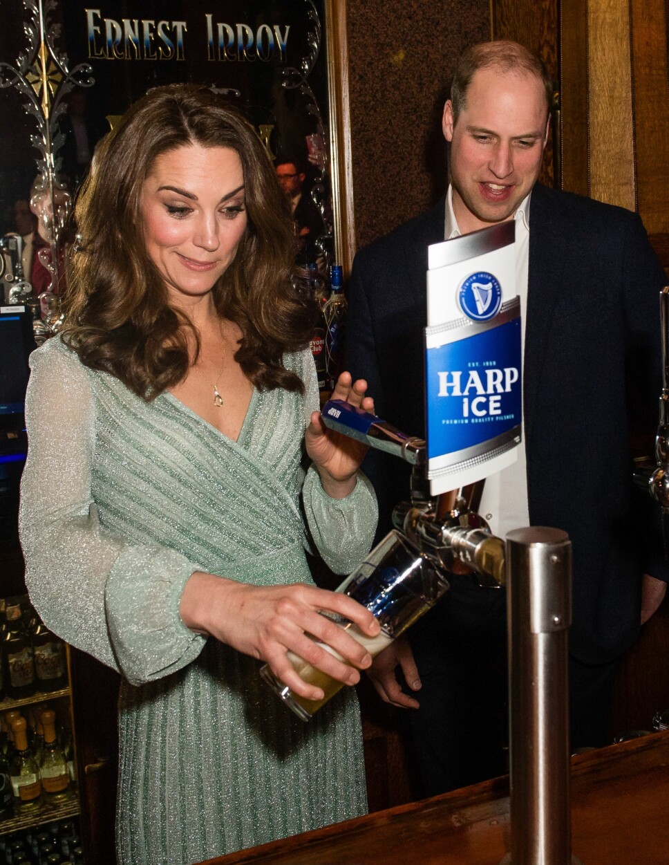 KLARTE SEG BRA: Hertuginne Kate fikk prøve seg på noe vi tror hun ikke har gjort så mye tidligere - nemlig tappe øl. Hertuginnen så ut til å ha full styring.