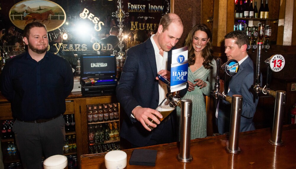 FULL KONTROLL: Prins William hadde teken på øltappingen.
