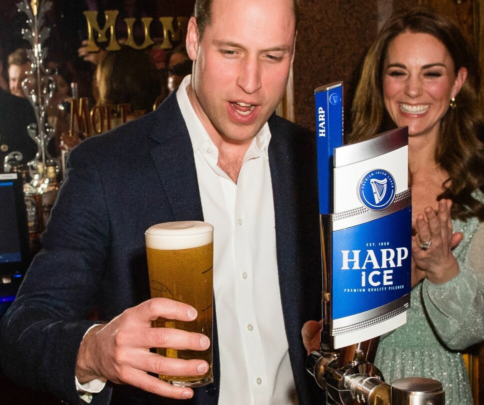 EN PINT, TAKK: Prins William med en ferdigtappet pint i hånden.