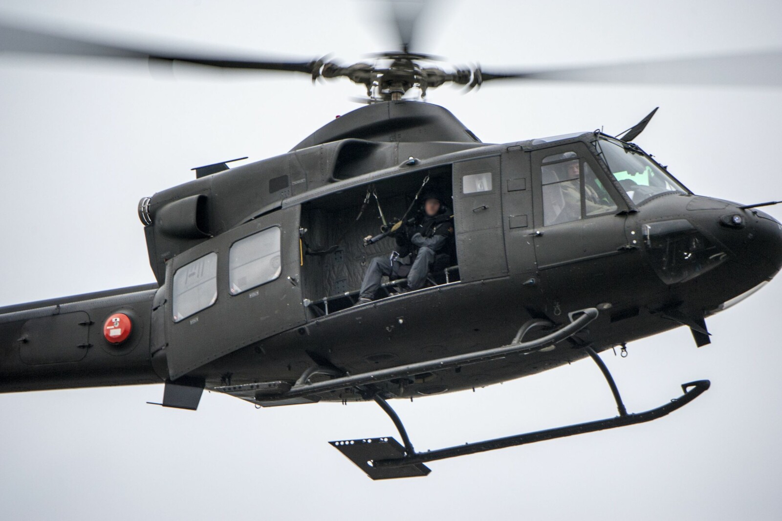 <b>VÅPENPLATTFORM:</b> Hittil har Politiet hovedsakelig brukt Forsvarets Bell 412-helikoptre som våpenplattform. Her er en skarpskytter fra Beredskapstroppen i aksjon under en øvelse.