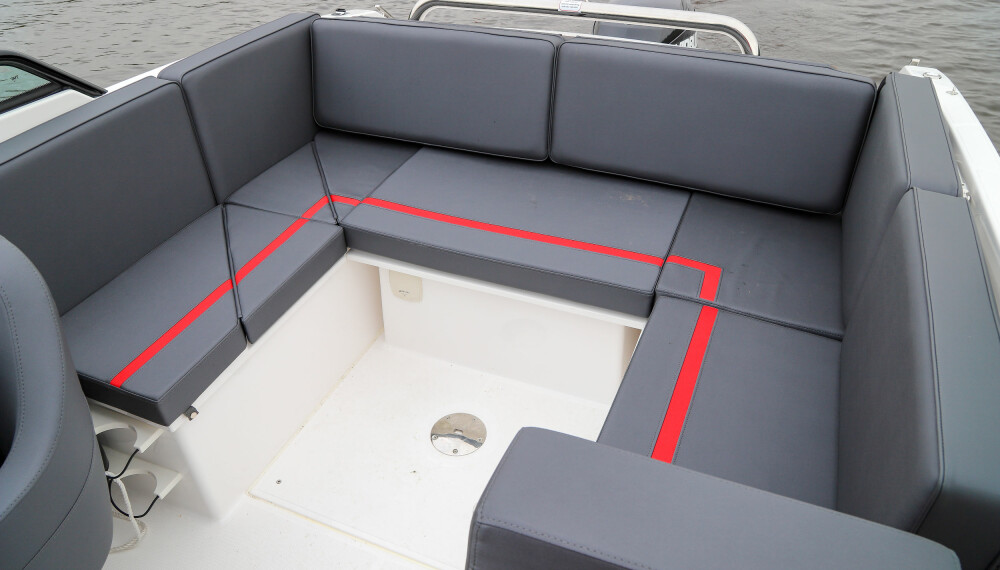 <b>STING 610 DC:</b> U-sofa er den beste måten å få flest sosiale sitteplasser i en 6-meters båt.