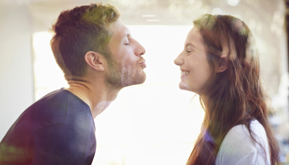 SIKKERT TEGN: Ler han/hun av vitsene dine - uansett hvor morsomme de egentlig er? Da er det nok fordi personen er interessert i deg.