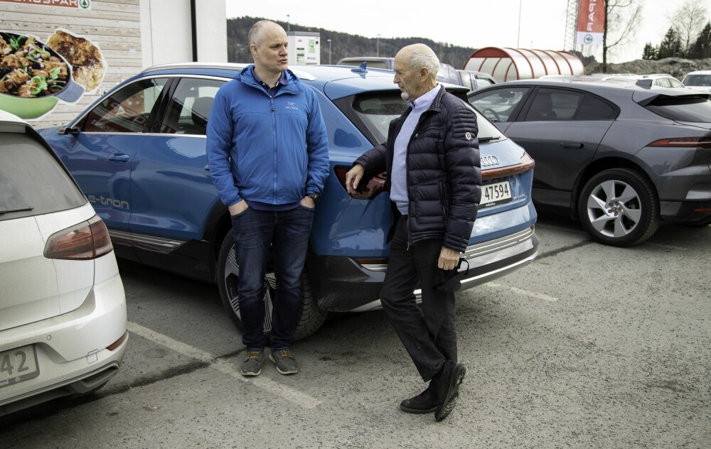 <b>MØTE I LADEKØEN:</b> Vi Menns Martin Jansen (til venstre) og Helge Gumpen diskuterer elbil mens vi venter på at e-tron og I-PACE skal få nok strøm til å fortsette turen mot Oslo. 