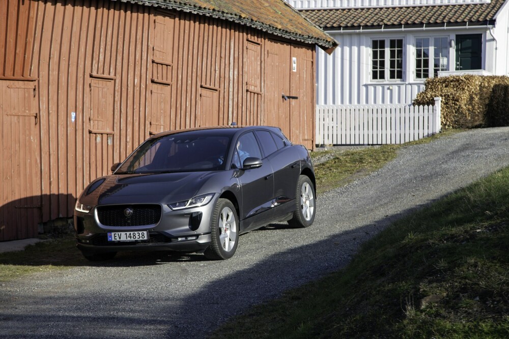 <b>MYKE LINJER:</b> Det visuelle inntrykket er coupéaktig og elegant hos Jaguar I-PACE. 