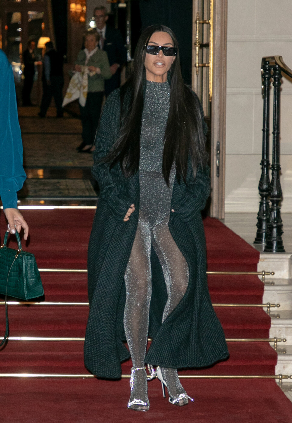 UTE PÅ VIFT: Kim Kardashian glitret som aldri før i den glitrende bodyen med matchende strømpebukser