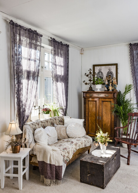 GAMLE MØBLER: Huset er fullt av vakre, gamle møbler som står i stil til huset. GAMLE MØBLER: Huset er fullt av vakre, gamle møbler som står i stil til huset.