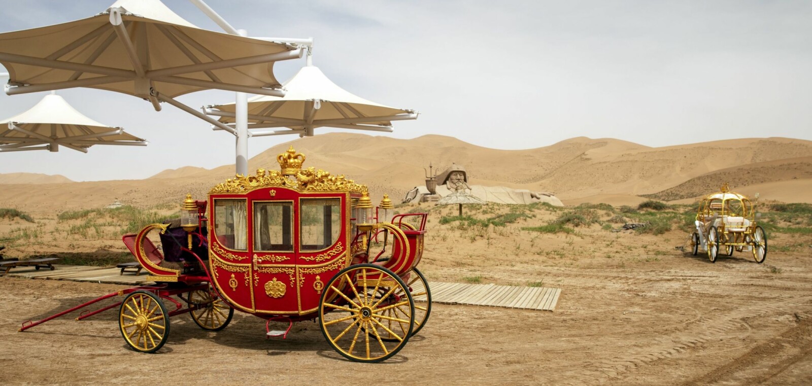 <b>ROMANTISK:</b> I denne Askepott-vognen, trukket av en kamel, kan nygifte bli avfotografert foran den mongolske krigsherren Djengis Khan og få et mildt sagt annerledes bryllupsbilde. 
