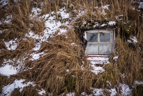 <b>FASCINERENDE:</b> Et vindu i det som på avstand ligner en ganske så vanlig gresstue. Man må bare elske det.