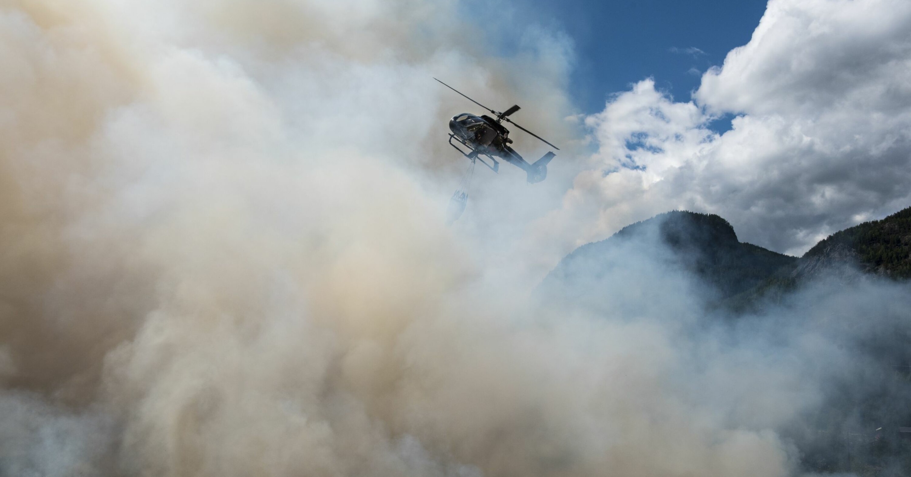 PILOT I RØYKEN: Røyk og turbulens fra flammene er de største utfordringene for en brannhelikopterpilot.