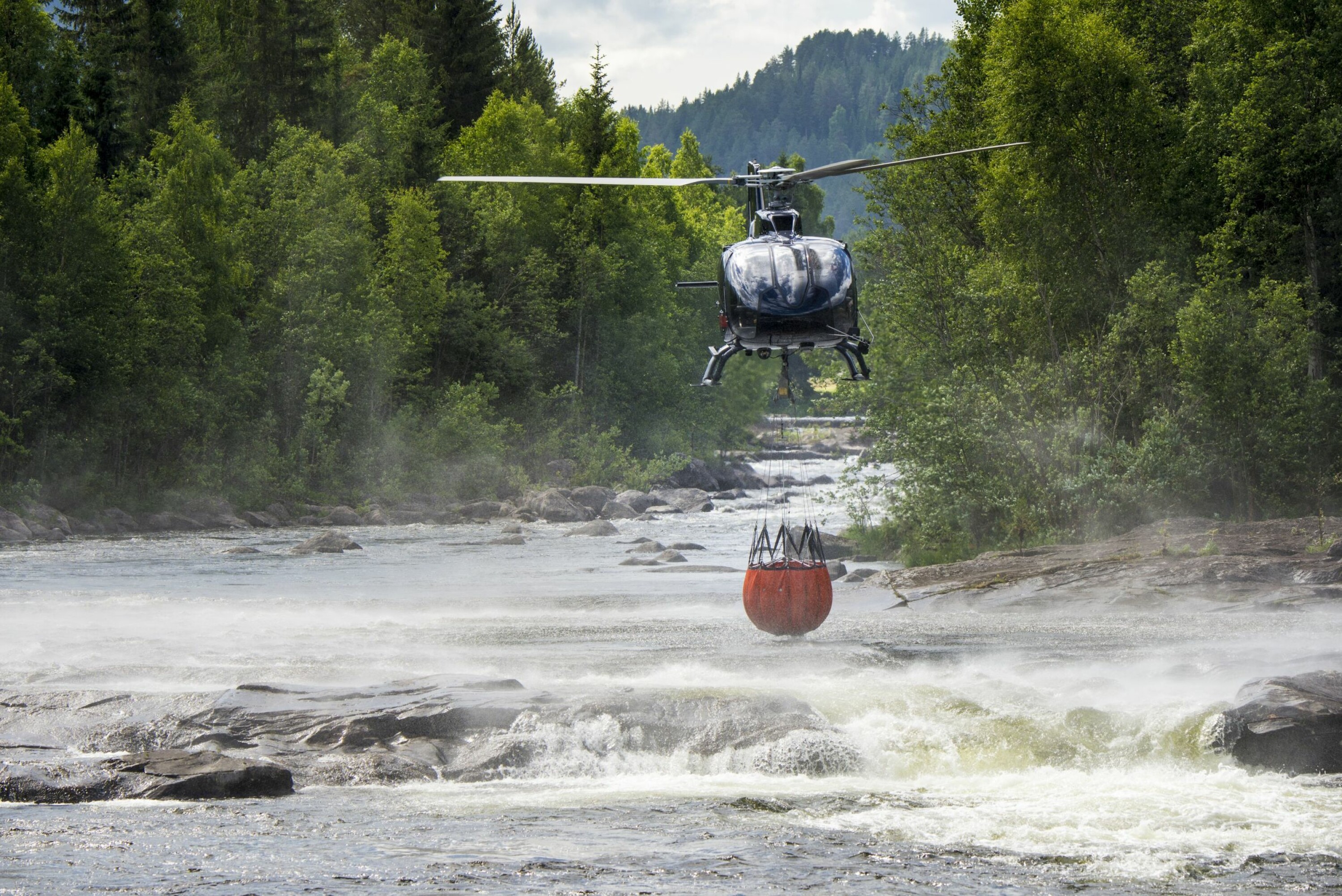 FYLLER I FOSSEN: En dyktig pilot finner vann over alt, et fossestryk er ikke nødvendigvis noen hindring.