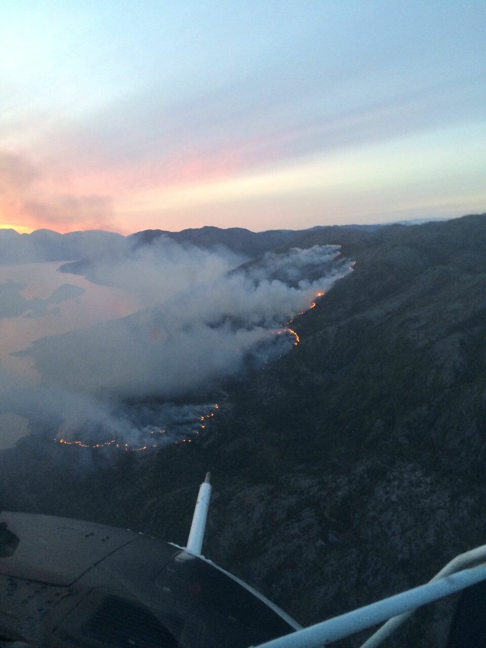 STORBRANN: Slik så en storbrann ved Sandnessjøen ut for helikopterpiloten under et slukkingsoppdrag i 2014.