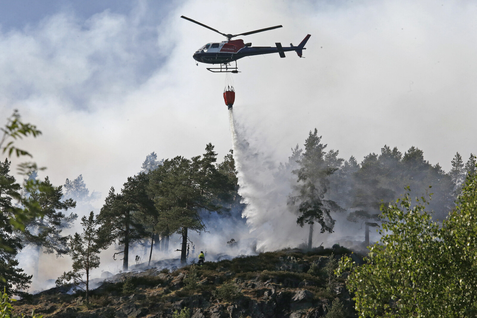 <b>TRAVELT:</b> Frem til 12.6 var det registrert i alt 904 branner i skog og innmark. Her er et skogbrann­helikopter i aksjon i Lommedalen i Bærum.