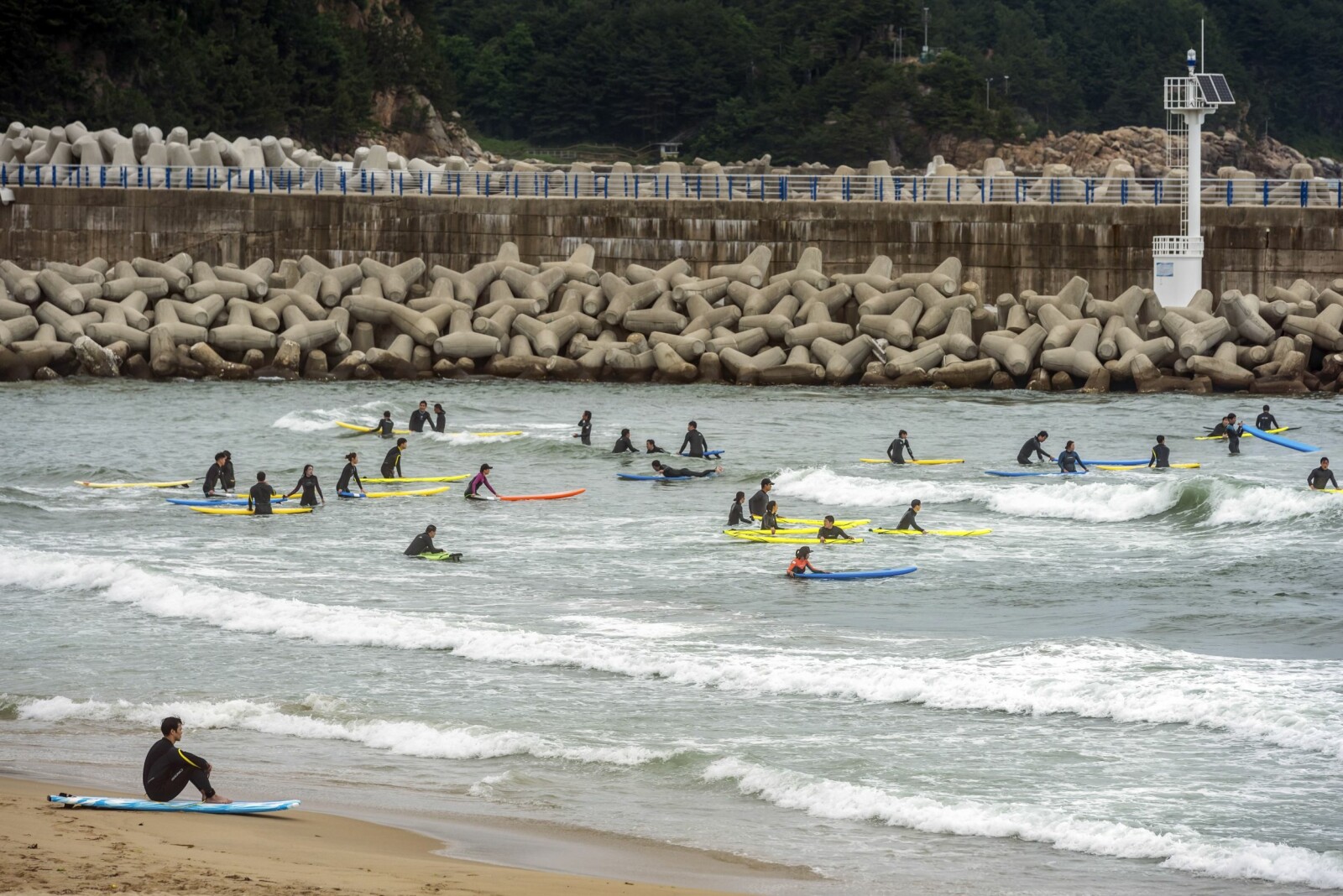 <b>POPULÆRT:</b> Det kan bli folksomt med surfere på bølgene på 38th Parallel Beach. Selv på en gråværsdag.