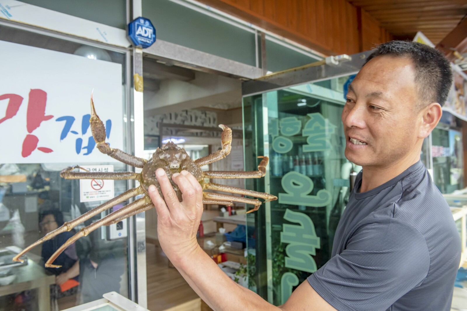 <b>KRABBELARS:</b> Det er en rik kystkultur rundt Yangyang. Den lille byen Jumunjin er kjent for sitt fiskemarked. Bodene tilbyr kongekrabber, blekksprut, fisk, skjell og mye mer.