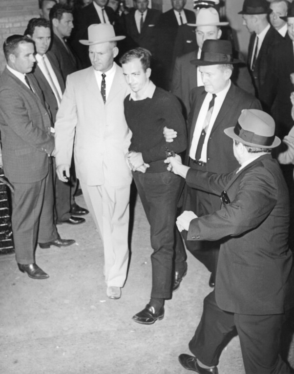 <b>IKONISK BILDE:</b> Fotograf Bob Jackson fikk Pulitzerprisen for bildet han tok da Jack Ruby skjøt Lee Harvey Oswald i en politikjeller i Dallas 24. november 1963. 