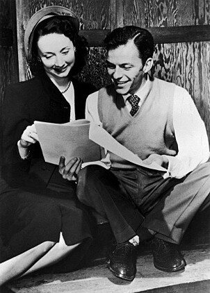 <b>KJENDIS BLANT KJENDISER:</b> Krimreporter og TV-stjerne Dorothy Kilgallen var på 1950 og 60-tallet en av USAs mest berømte personer. Her er hun sammen med Frank Sinatra.