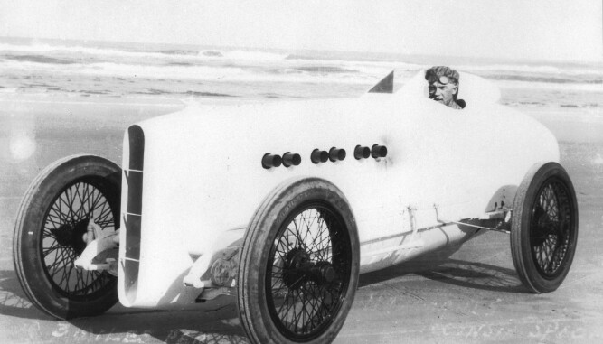 <b>KRUTTØNNE MED FLYMOTOR:</b> Sig Haugdahl i 1922, i sin Wisconsin Special, spesialbygget for å sette fartsrekorder på Daytona Beach. FOTO: Getty Images