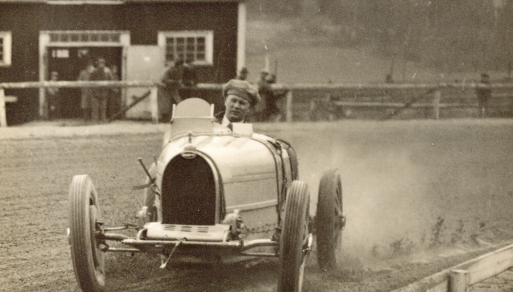 <b>INGEN HJELM:</b> Eugen Bjørnstad i klassisk stil i en Bugatti, med capsen bak frem. FOTO: Mortens Larsens samling