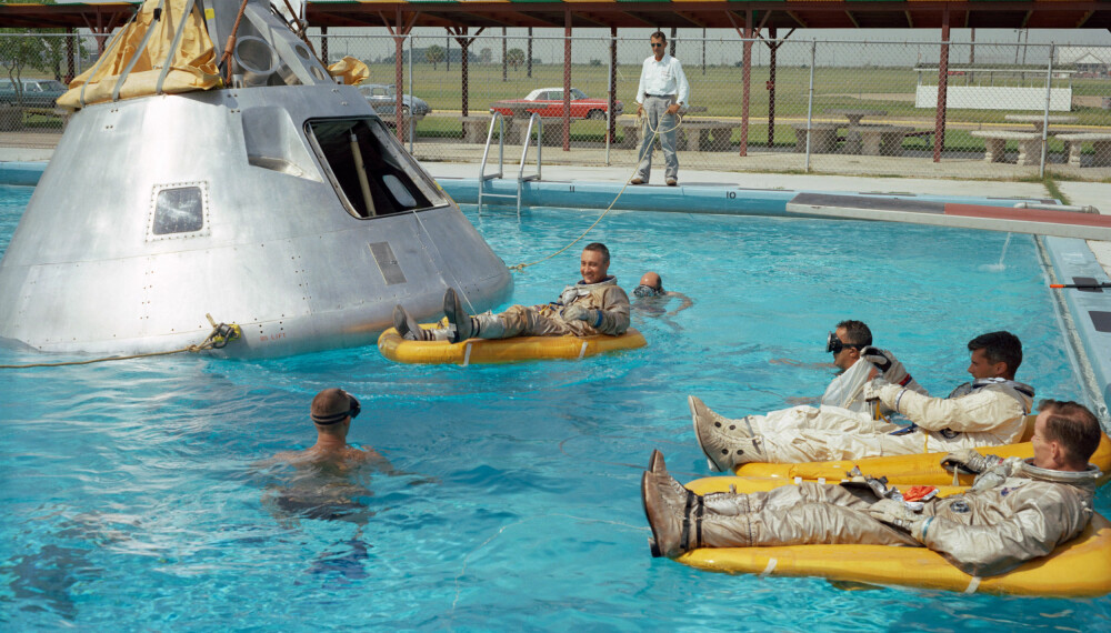 <b>BASSENGTRENING:</b> Juni 1966. Mannskapet på Apollo 1 trener på evakuering i vann med en fullskala-modell av kommandoseksjonen.