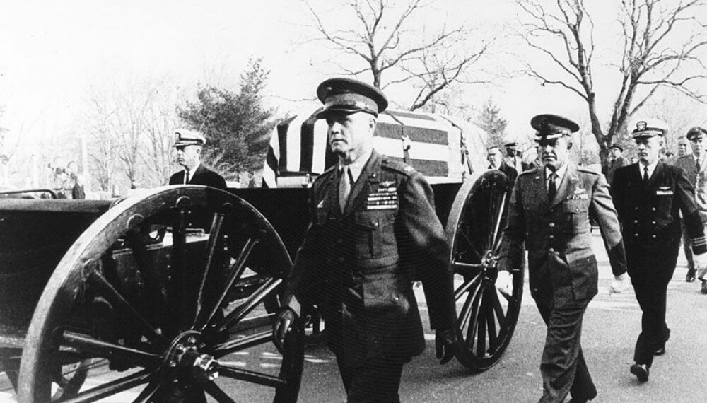 <b>GRISSOMS BEGRAVELSE:</b> Fra Grissoms begravelse. Forrest i æreskortesjen sees oberst John Glenn, USAs første astronaut i bane rundt Jorden. Grissom og Chaffee er begravet på Arlington-kirkegården, White ved West Point. 