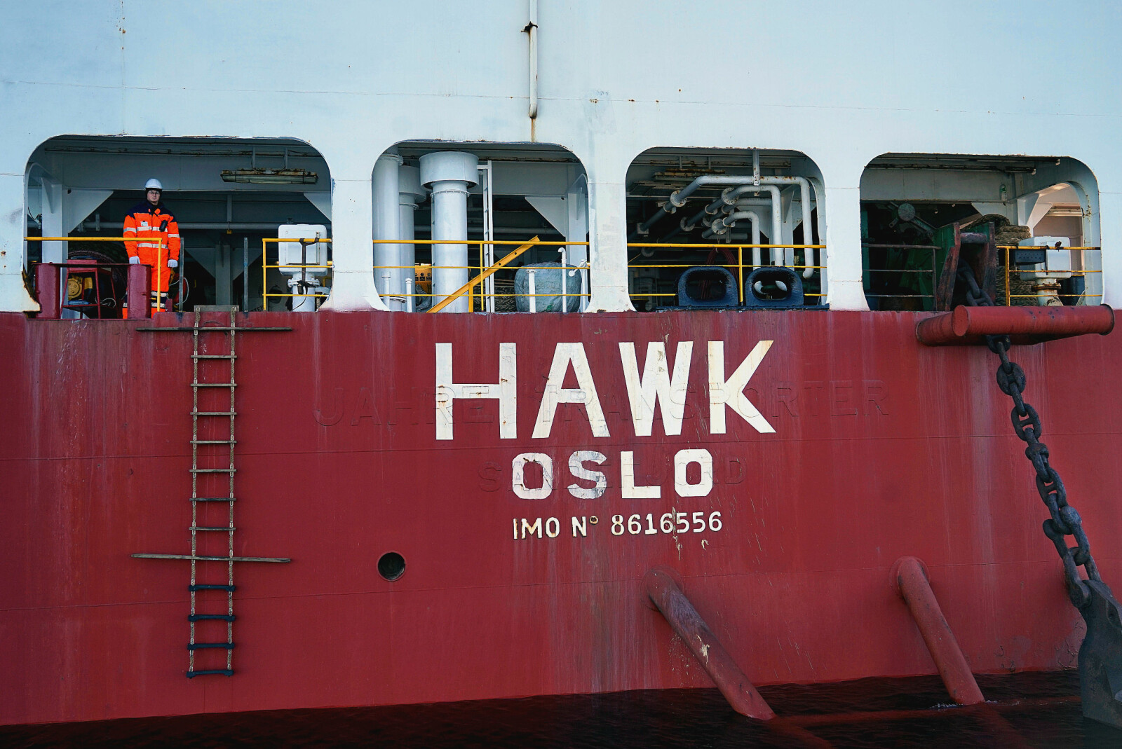 <b>VELKOMMEN:</b> Før avlasting gjennomgår frakteskipet Hawk såkalt balastering, hvor det pumpes inn enorme mengder vann slik at halve skipet senkes under vannoverflaten. 
