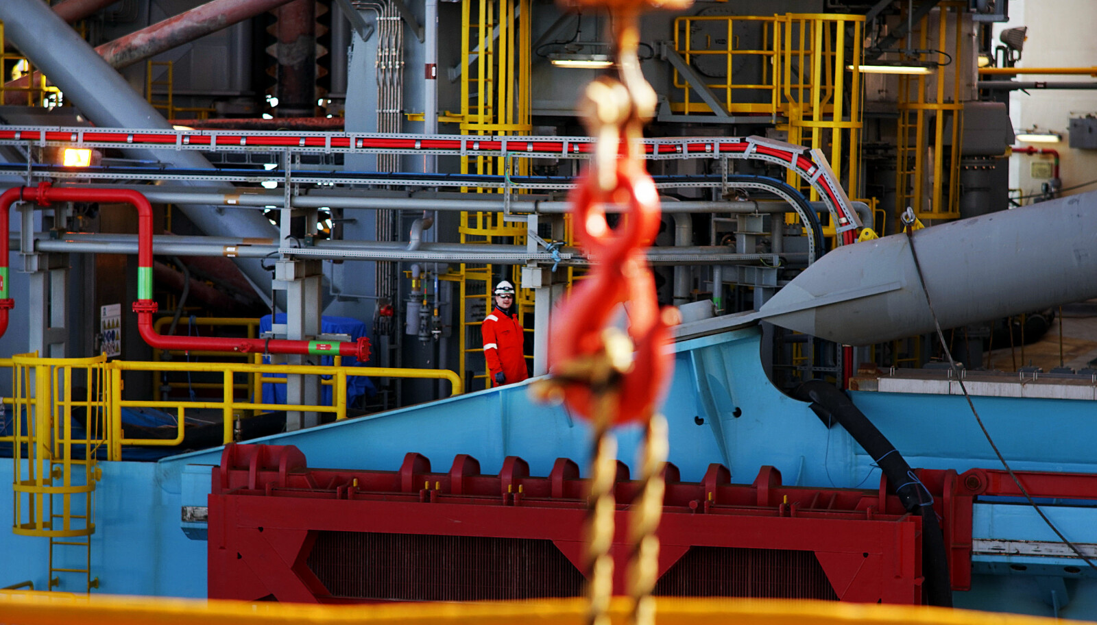 <b>ISOLERT:</b> En arbeider på Maersk Invincible på vei til kobling av slepeliner.