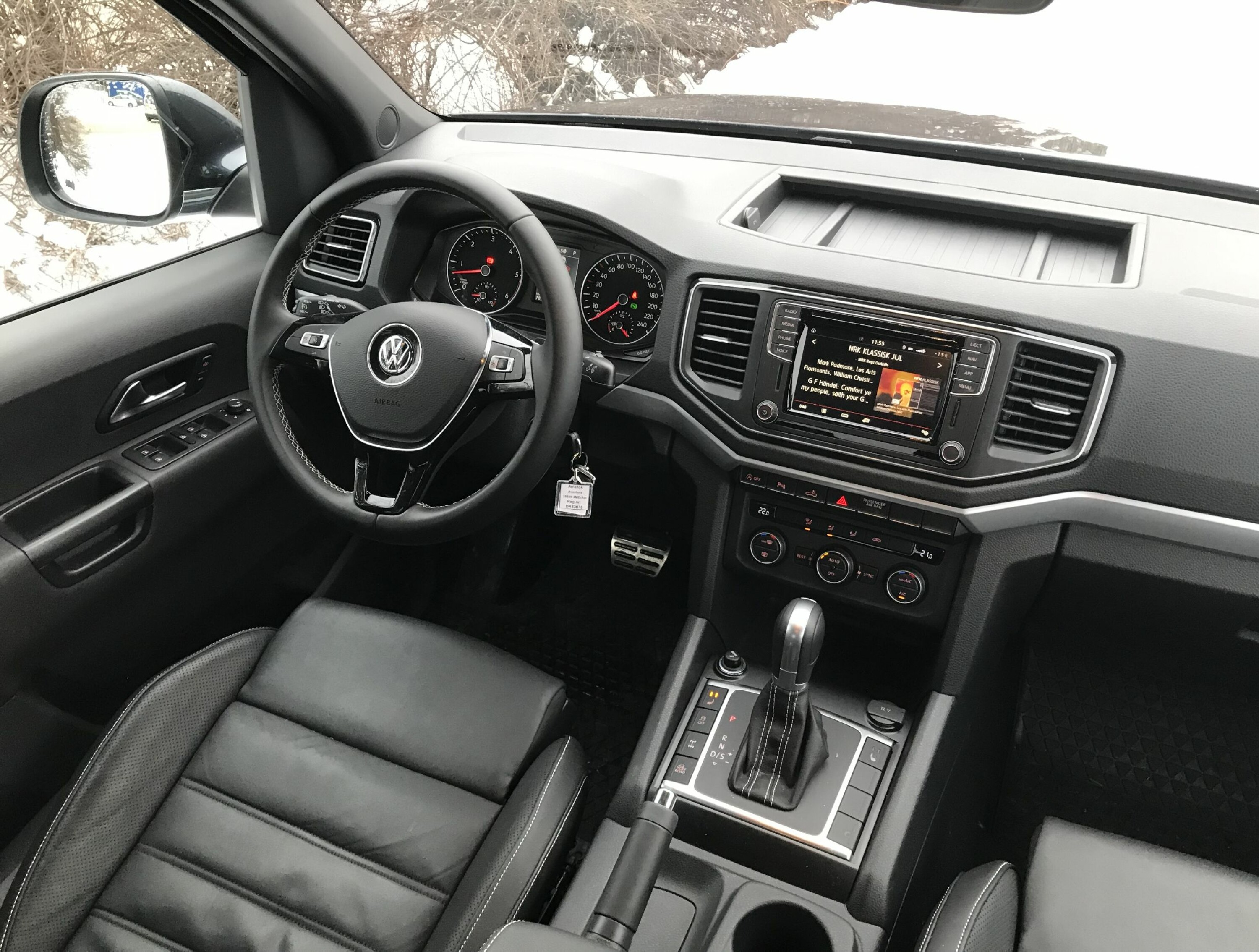 KOMFORT: Åttetrinns automatgir, seter med solid sidestøtte og ratt som kan høyde- og lengdejusteres er ikke vanlig i pickup-segmentet.