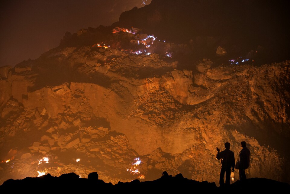 JORDA BRENNER: Lyset på fjellet, ja alt lyset som ses på dette bildet, er fra brennende kull i Jharia. En litt surrealistisk opplevelse, for her kan jeg faktisk si at planeten brenner – bokstavelig talt.
