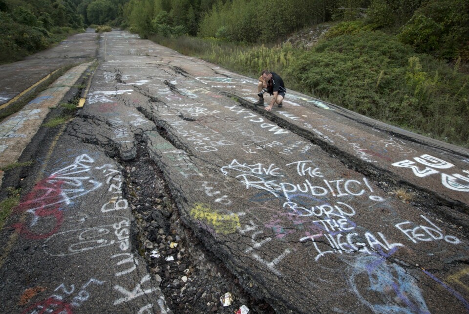 CENTRALIA: Denne veien ble stengt av myndighetene i 1992. Årsaken var at veien har krøllet seg og sprukket av brennende kull i undergrunnen. Dette er Centralia i Pennsylvania, hvor det har brent i 57 år. Og det brenner fortsatt, til tross for gjentatte forsøk på å stoppe flammene.