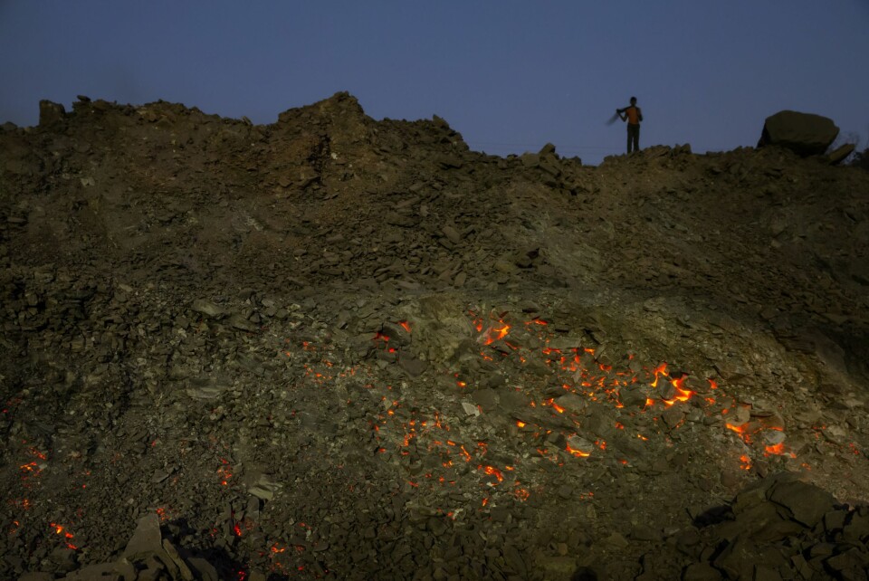 GLØDENDE KULL: Når mørket kommer til Jharia, ses det brennende kullet godt selv opp i dagen.