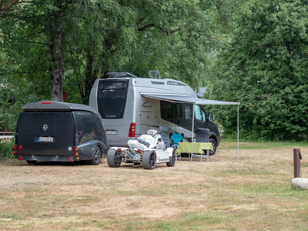 <b>FAMILIEKOS:</b> En ung Rogalandsfamilie med ombygget campingbil fra Westfalia trives godt her.