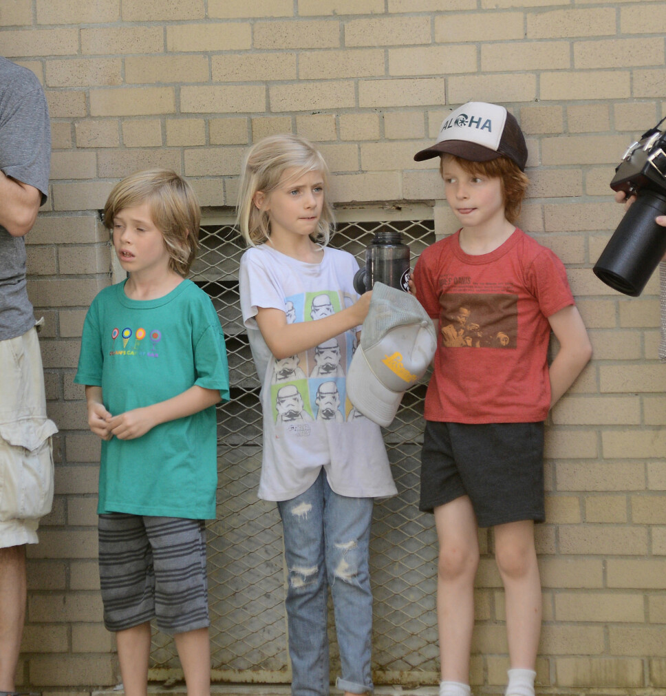 BARNA: Her er Henry, Hazel og Finn på settet hvor Julia spilte inn en film sommeren 2013.