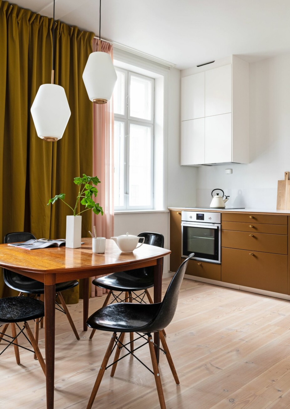LUNENDE GARDINER: Vindusveggen er kledd i gardiner sydd av Anita Christensen Interior. Pendlene er fra Northern. Gardinene er valgt blant annet fordi de har en lunende effekt på interiøret. LUNENDE GARDINER: Vindusveggen er kledd i gardiner sydd av Anita Christensen Interior. Pendlene er fra Northern. Gardinene er valgt blant annet fordi de har en lunende effekt på interiøret.