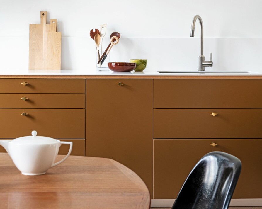 SPRAYLAKKERTE FRONTER: Kjøkkeninnredningen er fra Ikea. Frontene er spraylakkert i fargen Norwegian Wood fra Jotun. Benkeplaten i Silestone av typen Blanco Zeus Extreme er levert av Allstein. SPRAYLAKKERTE FRONTER: Kjøkkeninnredningen er fra Ikea. Frontene er spraylakkert i fargen Norwegian Wood fra Jotun. Benkeplaten i Silestone av typen Blanco Zeus Extreme er levert av Allstein.