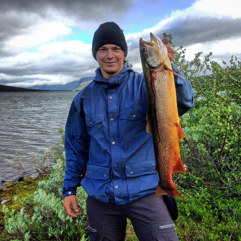 <b>TURENS STØRSTE:</b> Stian Sommer med turens største fisk! 2,2 kilo nydelig fjellørret tatt på oter.