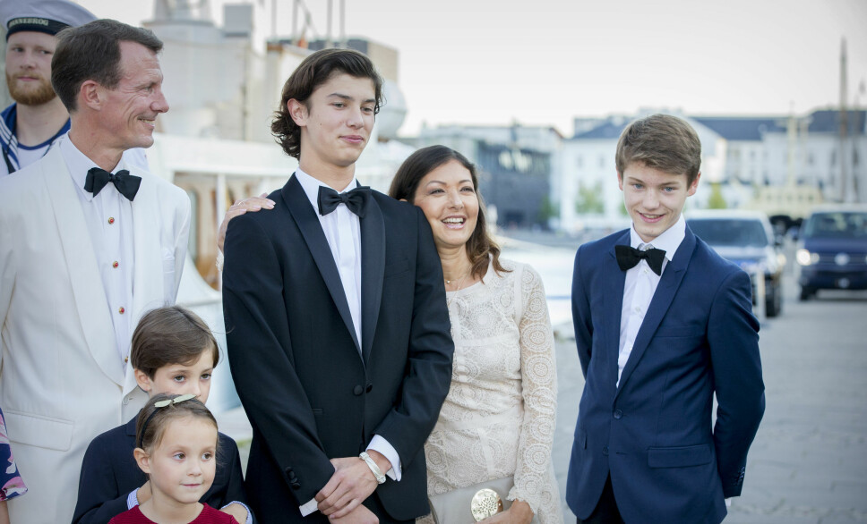 FAMILIEN: Prins Joachim og grevinne Alexandra er stolte foreldre til Nikolai. Også bonusmamma, prinsesse Marie er tydelig stolt.