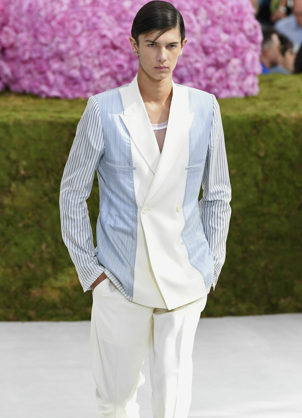 VOKSEN: Prins Nikolai har tidligere uttalt at han ikke ønsker seg en karriere som modell, men kanskje må han endre planene etter suksessen. Her på catwalken for Dior.