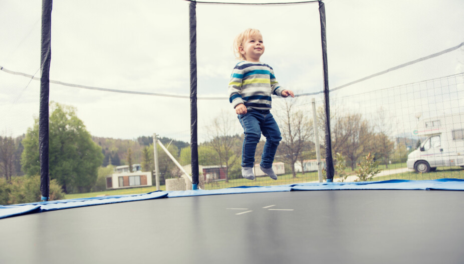 HELST BARE ÉN: Det bør helst bare være ett barn på trampolinen om gangen. Og pass spesielt godt på når det er store vektforskjeller mellom barna.