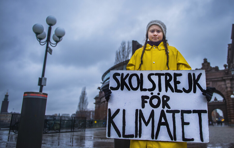 STARTET ALENE: Greta Thunberg startet klimastreiken helt alene i fjor, da hun satte seg utenfor Riksdagsbygningen.
